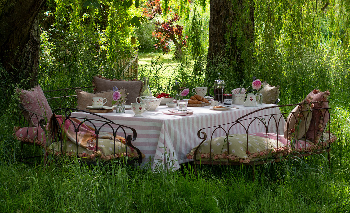 Differences between outdoor tablecloths and indoor tablecloths
